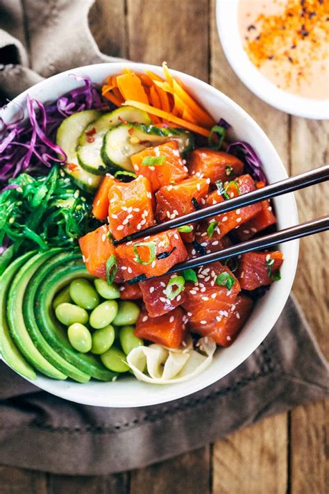 How many carbs are in salmon poke bowl with brown rice and sriracha poke sauce - calories, carbs, nutrition