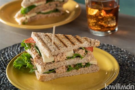 How many carbs are in sammies sand tuna salad club roll - calories, carbs, nutrition