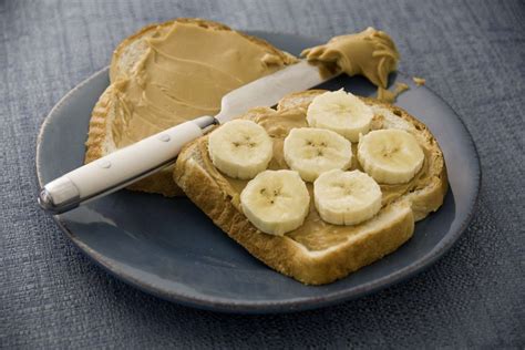 How many carbs are in sand biscuit banana honey peanut butter cmp 1/2 sandwich - calories, carbs, nutrition