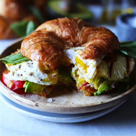 How many carbs are in sand brkf croissant fried egg - calories, carbs, nutrition