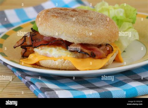 How many carbs are in sand brkf english muffin bacon fried egg & cheese - calories, carbs, nutrition