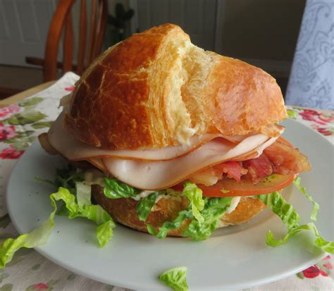 How many carbs are in sand smoke house club croissant turkey & ham - calories, carbs, nutrition