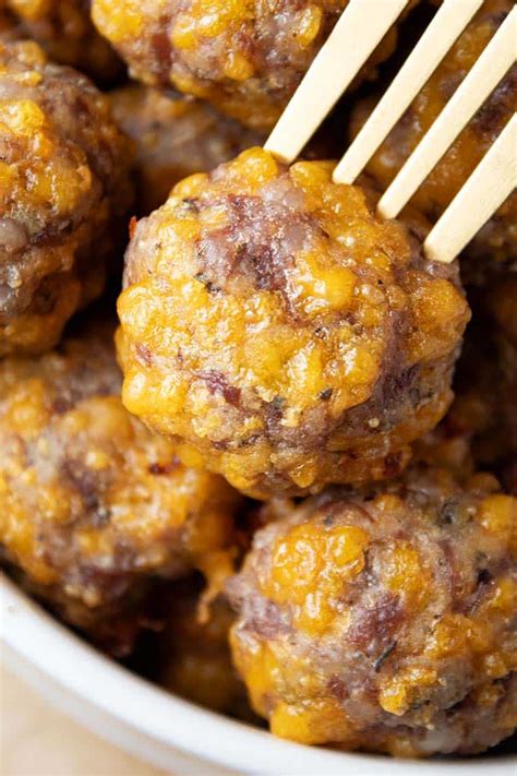 How many carbs are in sausage balls - calories, carbs, nutrition