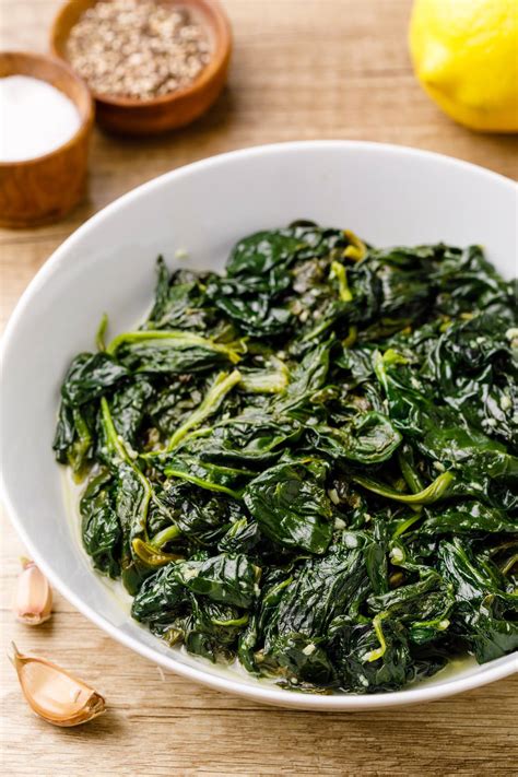 How many carbs are in sauteed spinach in olive oil with garlic - calories, carbs, nutrition