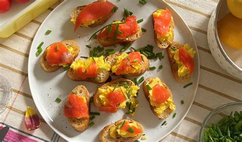 How many carbs are in scrambled eggs with boursin and fresh herbs - calories, carbs, nutrition