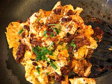 How many carbs are in scrambled eggs with chorizo - calories, carbs, nutrition