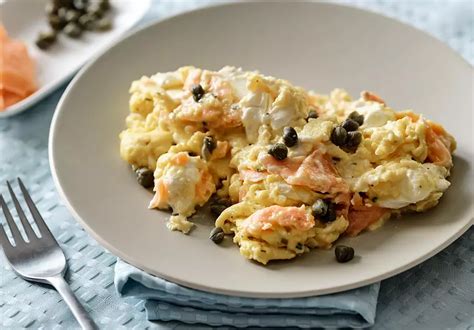 How many carbs are in scrambled eggs with lox & cream cheese - calories, carbs, nutrition