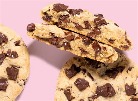 How many carbs are in semi sweet chocolate chunk cookie - calories, carbs, nutrition