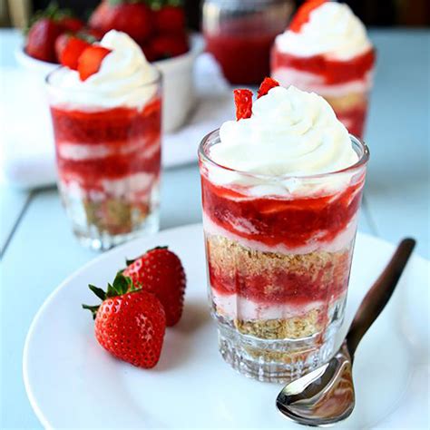 How many carbs are in simply fresh small strawberries and cream parfait - calories, carbs, nutrition