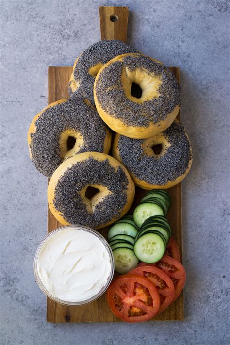 How many carbs are in sliced poppyseed bagel - calories, carbs, nutrition