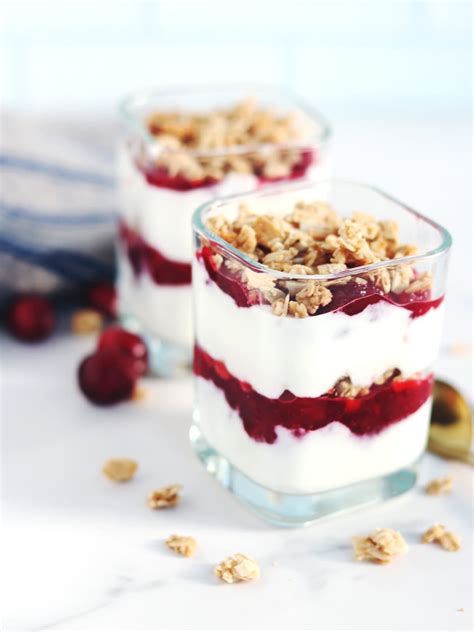 How many carbs are in sm cranberry parfait vanilla yogurt (38999.34) - calories, carbs, nutrition