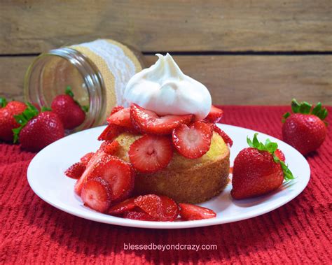 How many carbs are in small plate strawberry shortcake - calories, carbs, nutrition