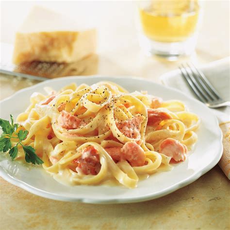 How many carbs are in smoked salmon alfredo - calories, carbs, nutrition