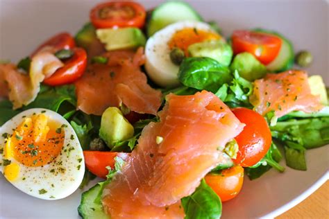 How many carbs are in smoked salmon salad (27134.6) - calories, carbs, nutrition