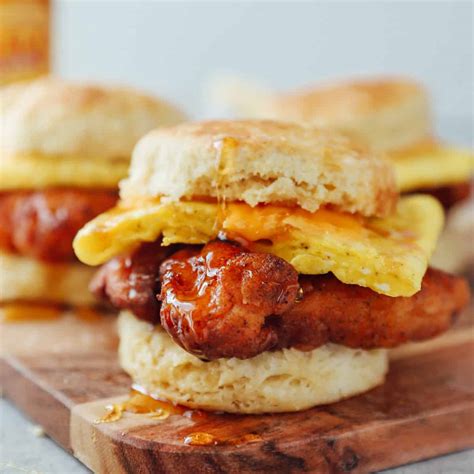 How many carbs are in southern fried chicken and biscuit breakfast sandwich - calories, carbs, nutrition