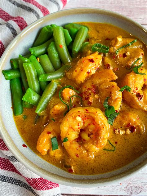 How many carbs are in spicy prawn curry with baby corn, mangtout, coconut and limes - calories, carbs, nutrition