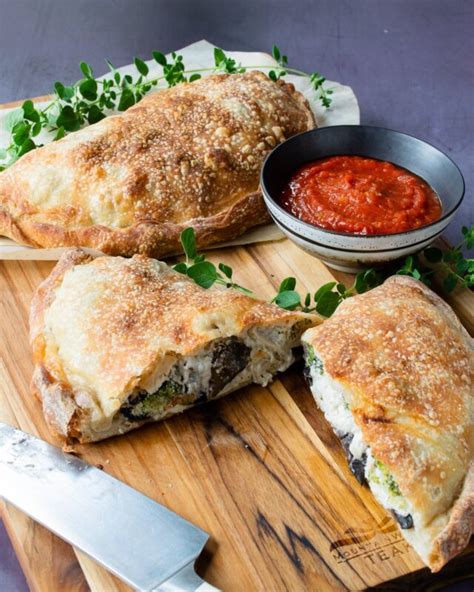 How many carbs are in spinach and broccoli calzone (15830.3) - calories, carbs, nutrition