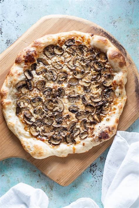 How many carbs are in spinach roasted mushroom pizza (32772.6) - calories, carbs, nutrition