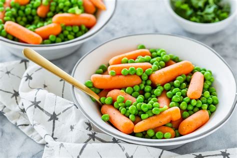 How many carbs are in steamed garden peas and carrots - calories, carbs, nutrition