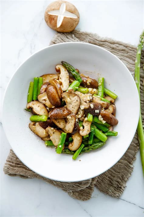 How many carbs are in stir-fried asparagus with shiitake mushrooms - calories, carbs, nutrition