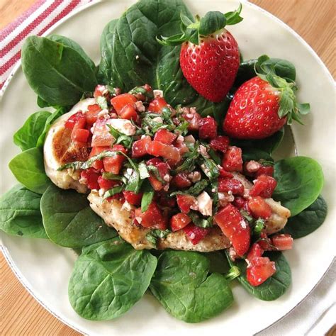 How many carbs are in strawberry chicken salad plate - calories, carbs, nutrition