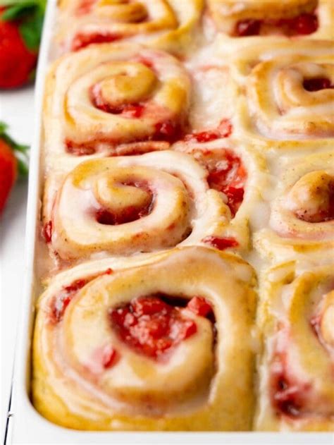 How many carbs are in strawberry cinnamon rolls - calories, carbs, nutrition