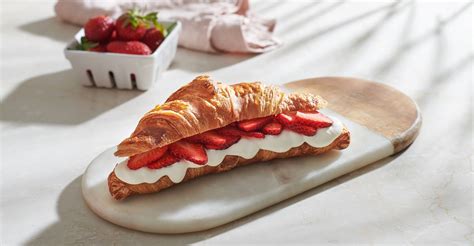 How many carbs are in strawberry cream cheese filled croissant - calories, carbs, nutrition