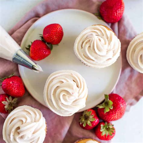 How many carbs are in strawberry cream cheese icing - calories, carbs, nutrition