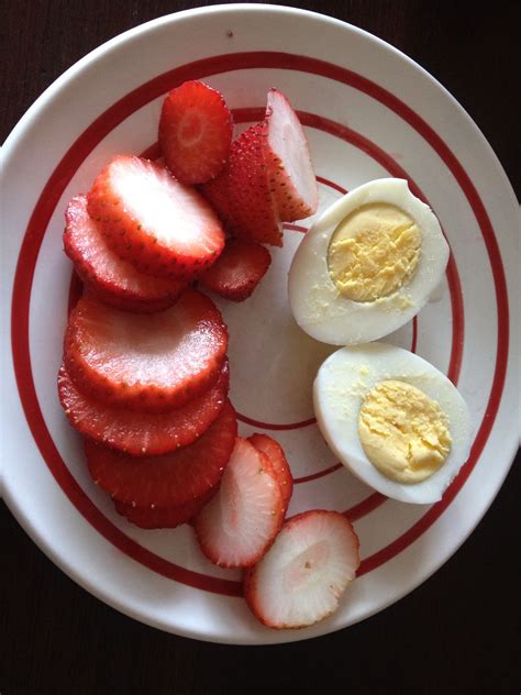How many carbs are in strawberry cream egg - calories, carbs, nutrition