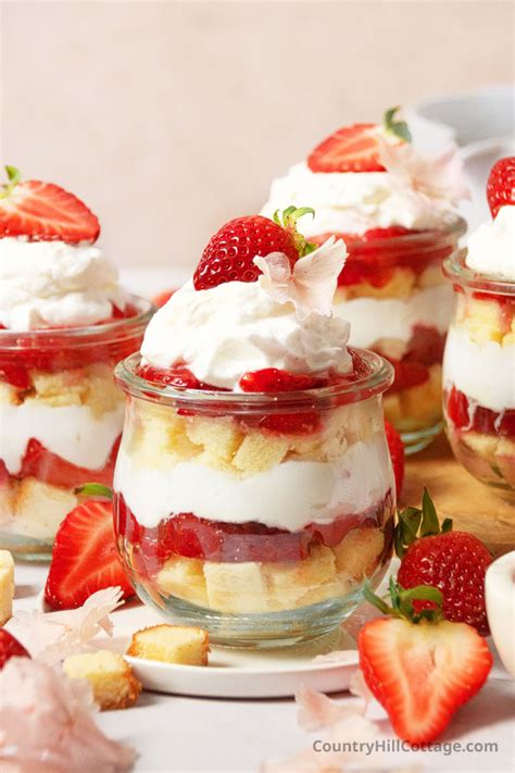 How many carbs are in strawberry shortcake parfait - calories, carbs, nutrition