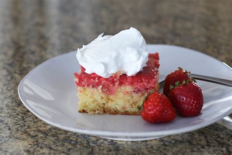 How many carbs are in strawberry shortcut cake - calories, carbs, nutrition