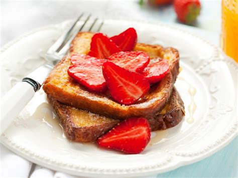 How many carbs are in strawberry stuffed raisin bread french toast - calories, carbs, nutrition