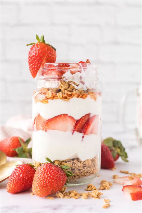 How many carbs are in strawberry yogurt parfait - calories, carbs, nutrition