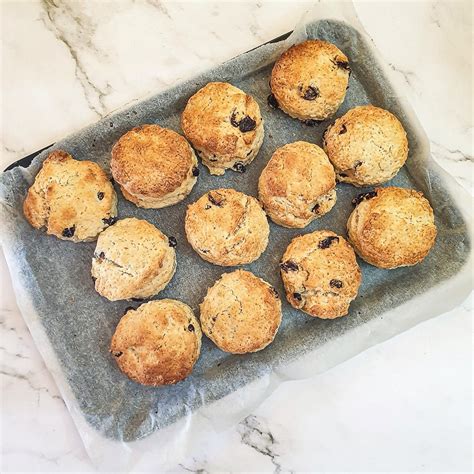 How many carbs are in sultana scones - calories, carbs, nutrition