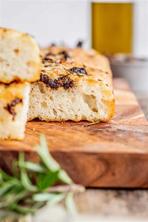 How many carbs are in sundried tomato basil foccacia - calories, carbs, nutrition