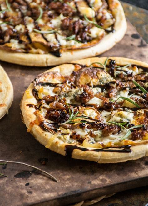 How many carbs are in sweet onion and gorgonzola pizza - calories, carbs, nutrition