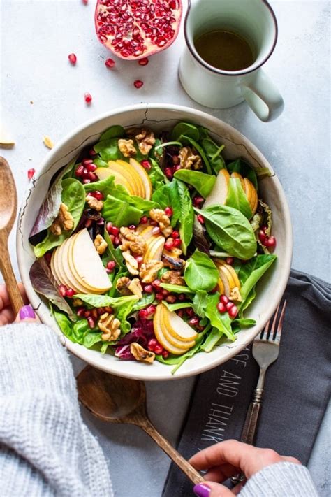 How many carbs are in tender greens, pear, walnut, pomegranate seeds, raspberry vinaigrette - calories, carbs, nutrition