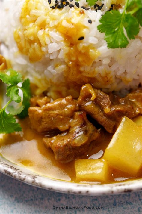 How many carbs are in tender pieces of beef cooked in a spicy red curry sauce - calories, carbs, nutrition