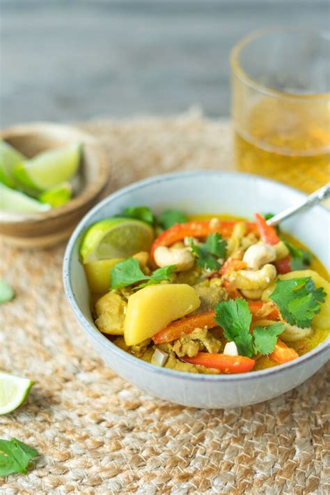 How many carbs are in thai chicken massaman curry with egg noodles - calories, carbs, nutrition