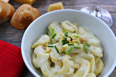 How many carbs are in tortellini formaggio with garlic bread - calories, carbs, nutrition