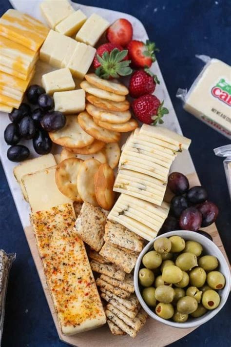 How many carbs are in traditional cheese board - calories, carbs, nutrition