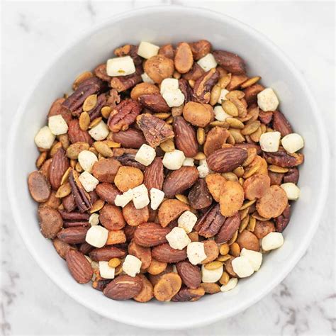 How many carbs are in trail mix with almonds - calories, carbs, nutrition