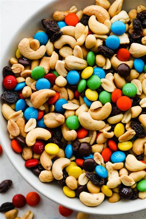 How many carbs are in trail-mix, with cashews - calories, carbs, nutrition