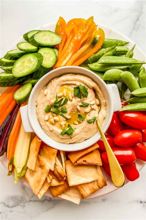 How many carbs are in trio of hummus with pita and vegetables - calories, carbs, nutrition