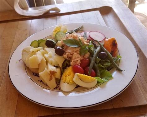 How many carbs are in tuna nicoise salad plate - calories, carbs, nutrition
