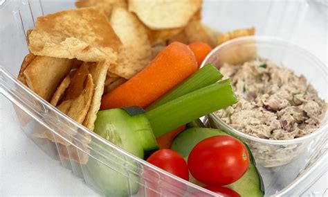 How many carbs are in tuna salad snack box (76500.5) - calories, carbs, nutrition