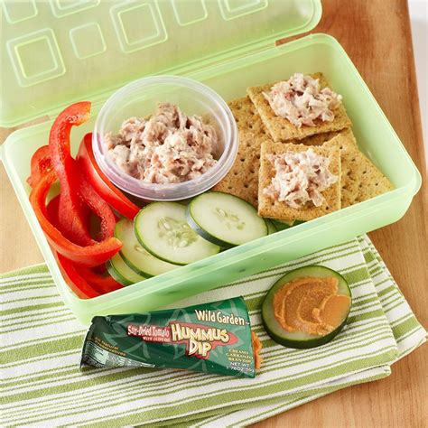 How many carbs are in tuna salad with crackers - calories, carbs, nutrition