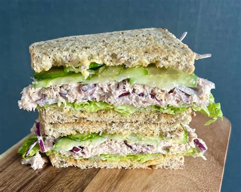 How many carbs are in tuna sandwich on white, acc-st - calories, carbs, nutrition