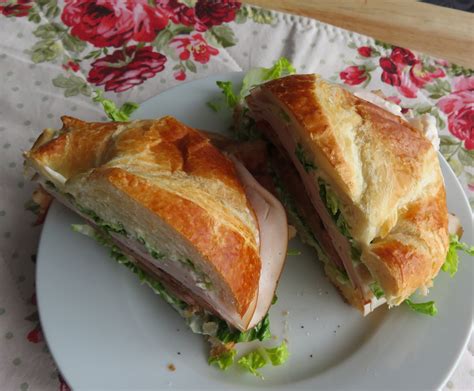 How many carbs are in turkey club croissant - calories, carbs, nutrition