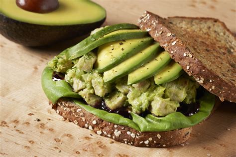 How many carbs are in turkey spinach avocado sandwich - calories, carbs, nutrition